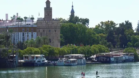 Un grupo de personas en canoa por el río Guadalquivir en Sevilla. Un grupo de personas en canoa por el río Guadalquivir en Sevilla.