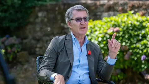 El líder del PP, Alberto Núñez Feijóo, durante una entrevista en Santiago de Compostela. El líder del PP, Alberto Núñez Feijóo, durante una entrevista en Santiago de Compostela.