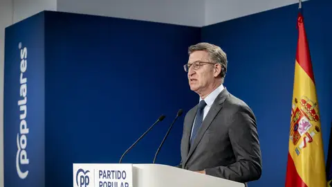 Imagen de archivo. El presidente del Partido Popular, Alberto Núñez Feijóo, durante una rueda de prensa, en la sede del PP. Imagen de archivo. El presidente del Partido Popular, Alberto Núñez Feijóo, durante una rueda de prensa, en la sede del PP.