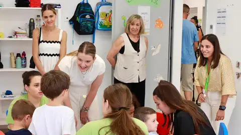 La Presidenta del Govern, Marga Prohens, durante una visita a la escuela de verano infantil de Amadiba. La Presidenta del Govern, Marga Prohens, durante una visita a la escuela de verano infantil de Amadiba.