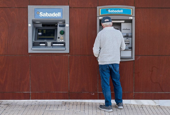 El aviso de la Guardia Civil a los jubilados: sigue estos pasos al sacar dinero de un cajero El aviso de la Guardia Civil a los jubilados: sigue estos pasos al sacar dinero de un cajero