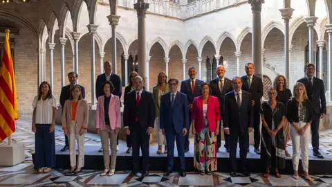 El presidente de la Generalitat, Salvador Illa, posa junto al nuevo Govern tras el primer Consell Executiu del Govern El presidente de la Generalitat, Salvador Illa, posa junto al nuevo Govern tras el primer Consell Executiu del Govern