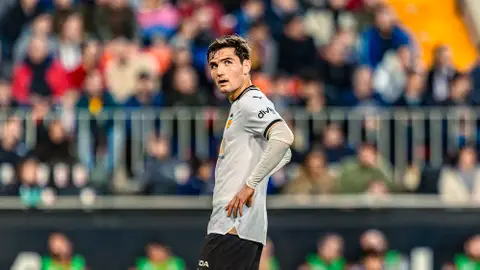 Guillamón y César Tárrega piden paso en un Valencia CF que necesita apuntalar la defensa Guillamón y César Tárrega piden paso en un Valencia CF que necesita apuntalar la defensa