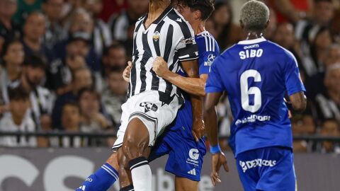 26-8 Oier Luengo disputa un bal&oacute;n con un jugador del Castell&oacute;n