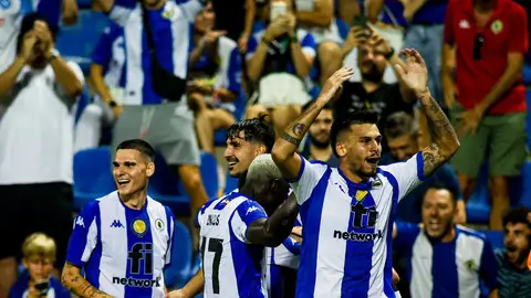 Los jugadores del Hércules celebran uno de los goles ante el Ceuta. Los jugadores del Hércules celebran uno de los goles ante el Ceuta.