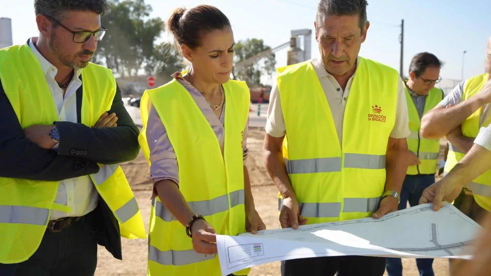 Visita al inicio de las obras para la construcción de una glorieta en la intersección entre las carreteras BA-060 y la EX351 en Villanueva de la Serena Visita al inicio de las obras para la construcción de una glorieta en la intersección entre las carreteras BA-060 y la EX351 en Villanueva de la Serena