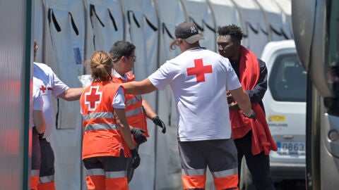 Un cayuco con 49 inmigrantes, todos varones, ha arribado este s&aacute;bado por sus propios medios al puerto de La Restinga en la isla de El Hierro, han informado a EFE (EFE/ Gelmert Finol)