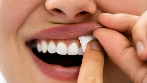 La FDA autoriza que determinadas bolsitas de nicotina puedan comercializarse en EE.UU. con una declaración de riesgo modificado El snus es una bolsa de nicotina que se coloca entre la encía y el labio superior