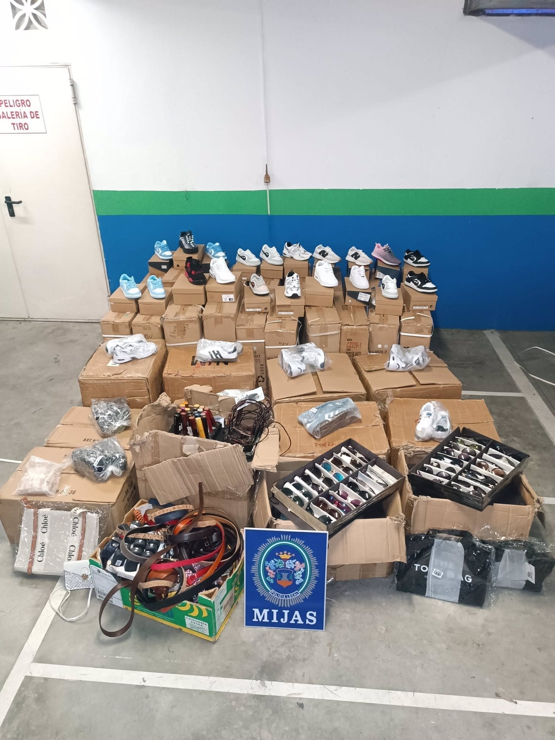 Intervienen en Mijas más de 800 zapatillas, 300 gafas, bolsos y cinturones falsificados Intervienen en Mijas más de 800 zapatillas, 300 gafas, bolsos y cinturones falsificados
