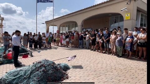 Vecinos de Son Servera guardan un minuto de silencio en se&ntilde;al de duelo por la muerte de un joven mientras pescaba 