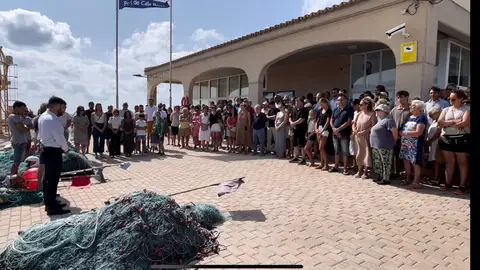 Vecinos de Son Servera guardan un minuto de silencio en señal de duelo por la muerte de un joven mientras pescaba Vecinos de Son Servera guardan un minuto de silencio en señal de duelo por la muerte de un joven mientras pescaba