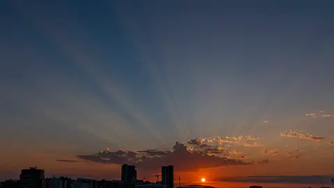 Fotografía del atardecer en Zaragoza. EFE/ Javier Belver Fotografía del atardecer en Zaragoza. EFE/ Javier Belver