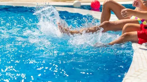 Plataforma per la Llengua denuncia la expulsión de una familia de una piscina municipal por hablar valenciano Plataforma per la Llengua denuncia la expulsión de una familia de una piscina municipal por hablar valenciano