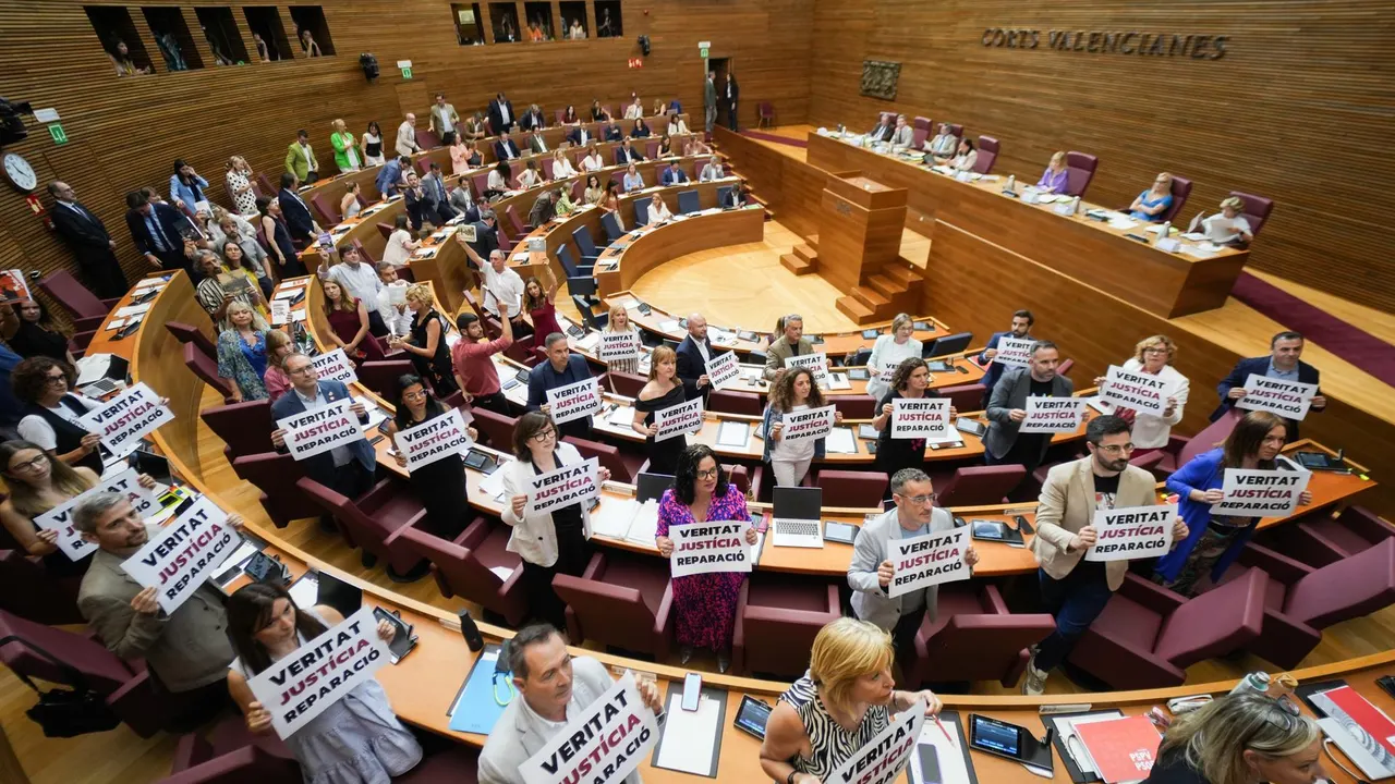Archivo - Imagen de la aprobación de la Ley de Concordia en Les Corts, por parte de PP y Vox, frente a carteles de la oposición que piden "verdad, justicia y reparación"