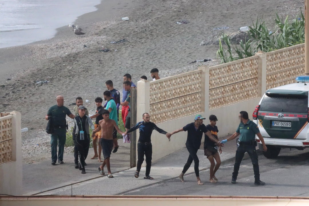 Ceuta pide refuerzos porque están "desbordados" por la "enorme presión" migratoria Ceuta pide refuerzos porque están "desbordados" por la "enorme presión" migratoria