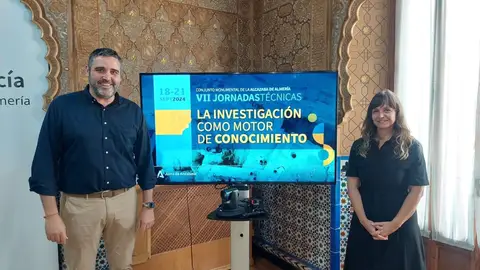 El delegado territorial de las consejerías de Turismo y Andalucía Exterior y de Cultura y Deporte de la Junta de Andalucía, Juan José Alonso, junto a la directora del monumento, Gema Embí El delegado territorial de las consejerías de Turismo y Andalucía Exterior y de Cultura y Deporte de la Junta de Andalucía, Juan José Alonso, junto a la directora del monumento, Gema Embí