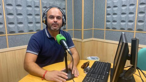 El fisioterapeuta, Kiko Feria, en los estudios de Onda Cero Huelva.