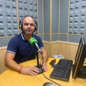 El fisioterapeuta, Kiko Feria, en los estudios de Onda Cero Huelva.