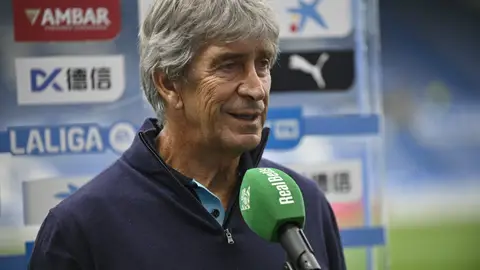 Manuel Pellegrini atendiendo a los medios oficiales del Real Betis Balompié. Manuel Pellegrini atendiendo a los medios oficiales del Real Betis Balompié.