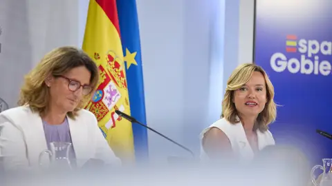 La vicepresidenta para la Transición Ecológica y Reto Demográfico, Teresa Ribera (i) y la ministra Portavoz, Pilar Alegría (d), durante una rueda de prensa posterior a la reunión del Consejo de Ministros, en el Palacio de La Moncloa (Jesús Hellín / Europa Press) La vicepresidenta para la Transición Ecológica y Reto Demográfico, Teresa Ribera (i) y la ministra Portavoz, Pilar Alegría (d), durante una rueda de prensa posterior a la reunión del Consejo de Ministros, en el Palacio de La Moncloa (Jesús Hellín / Europa Press)