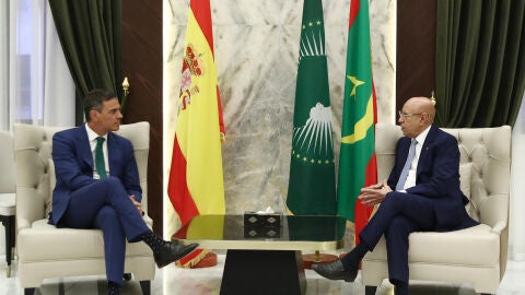 El presidente del Gobierno, Pedro S&aacute;nchez, se ha reunido con el presidente de la Rep&uacute;blica Isl&aacute;mica de Mauritania, Mohamed Cheikh El Ghazouani, en el Palacio Presidencial, en la primera etapa de su gira africana