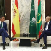 El presidente del Gobierno, Pedro Sánchez, se ha reunido con el presidente de la República Islámica de Mauritania, Mohamed Cheikh El Ghazouani, en el Palacio Presidencial, en la primera etapa de su gira africana