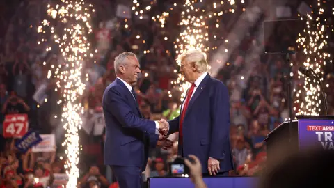ROBERT F. KENNEDY, JR. y el expresidente de los Estados Unidos DONALD TRUMP hablan en un mitin de campaña en Glendale, Arizona. (Europa Press / Contacto / Gage Skidmore) ROBERT F. KENNEDY, JR. y el expresidente de los Estados Unidos DONALD TRUMP hablan en un mitin de campaña en Glendale, Arizona. (Europa Press / Contacto / Gage Skidmore)