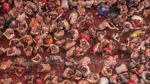 Varias personas participan en la fiesta de La Tomatina, a 30 de agosto de 2023, en Buñol, Valencia, Comunidad Valenciana (España). Varias personas participan en la fiesta de La Tomatina, a 30 de agosto de 2023, en Buñol, Valencia, Comunidad Valenciana (España).