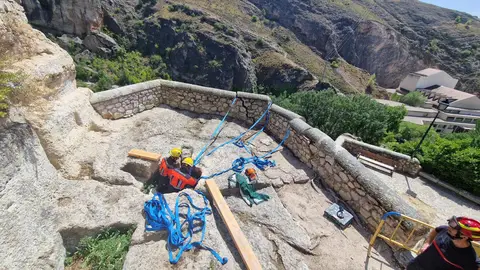 Los bomberos refuerzan el muro tras el derrumbe en uno de los miradores del barrio de San Martín de la capital Los bomberos refuerzan el muro tras el derrumbe en uno de los miradores del barrio de San Martín de la capital