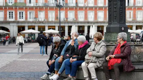 Imagen de archivo de personas mayores en la plaza Mayor de Madrid. Imagen de archivo de personas mayores en la plaza Mayor de Madrid.