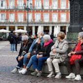 Imagen de archivo de personas mayores en la plaza Mayor de Madrid.