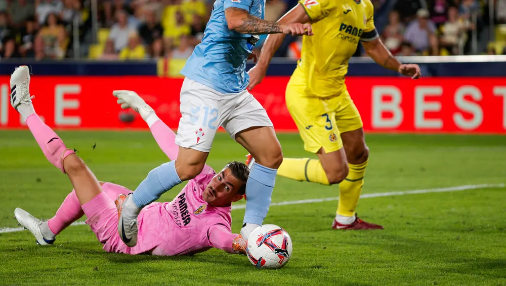 El portero del Villarreal Diego Conde (i) trata de detener la internada de Alfonso González, del Celta, durante el partido de Liga en Primera División que Villarreal CF y Celta de Vigo disputan este lunes en el estadio de La Cerámica. El portero del Villarreal Diego Conde (i) trata de detener la internada de Alfonso González, del Celta, durante el partido de Liga en Primera División que Villarreal CF y Celta de Vigo disputan este lunes en el estadio de La Cerámica.