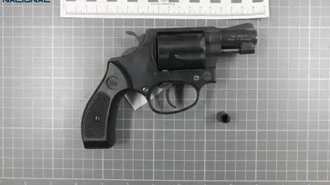 Uno de los detenidos hizo un disparo con esta pistola de fogueo Uno de los detenidos hizo un disparo con esta pistola de fogueo