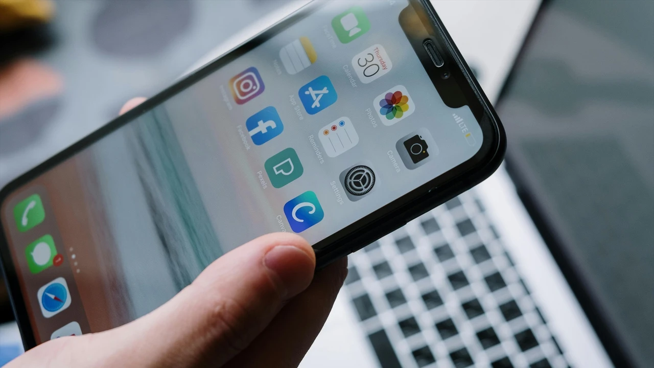 Interfaz de un iPhone con varias aplicaciones.