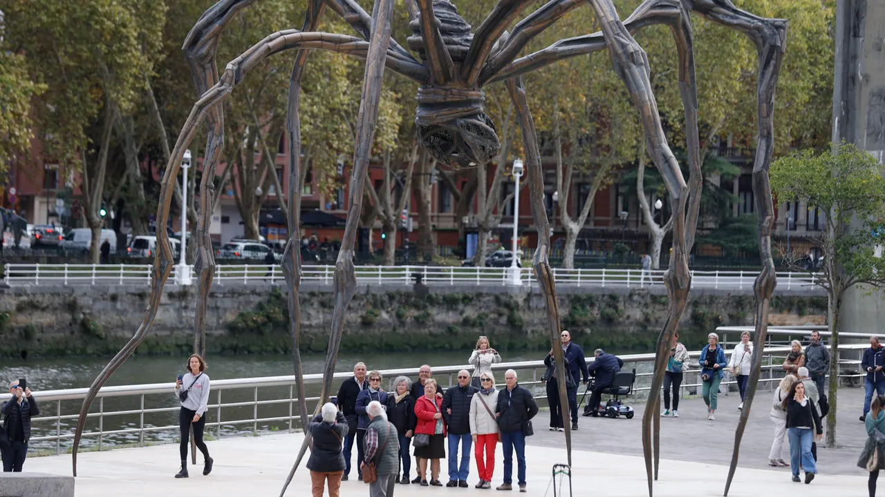 Imagen de archivo de unos jubilados haciéndose una foto junto al museo Guggenheim de Bilbao.