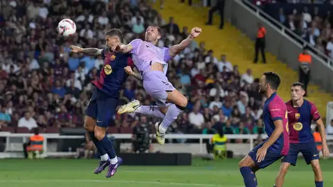 Íñigo Martínez disputa un balón con Yeray en el Barcelona - Athletic de LaLiga. Íñigo Martínez disputa un balón con Yeray en el Barcelona - Athletic de LaLiga.