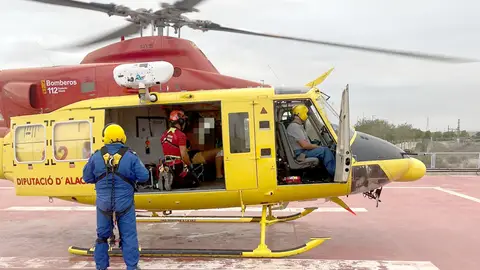 Los bomberos rescatan a un hombre herido en la Cala Racó del Corb de Altea Los bomberos rescatan a un hombre herido en la Cala Racó del Corb de Altea