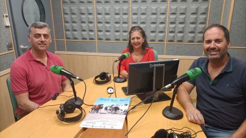 La alcaldesa de Hinojos, Joaquina del Valle, y el concejal de Turismo, Jos&eacute; Aurelio D&iacute;az,, en los estudios de Onda Cero.