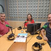 La alcaldesa de Hinojos, Joaquina del Valle, y el concejal de Turismo, José Aurelio Díaz,, en los estudios de Onda Cero.