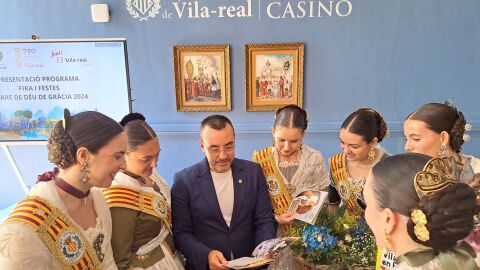 Reina y damas, con el alcalde Benlloch durante la presentaci&oacute;n del programa de fiestas. 