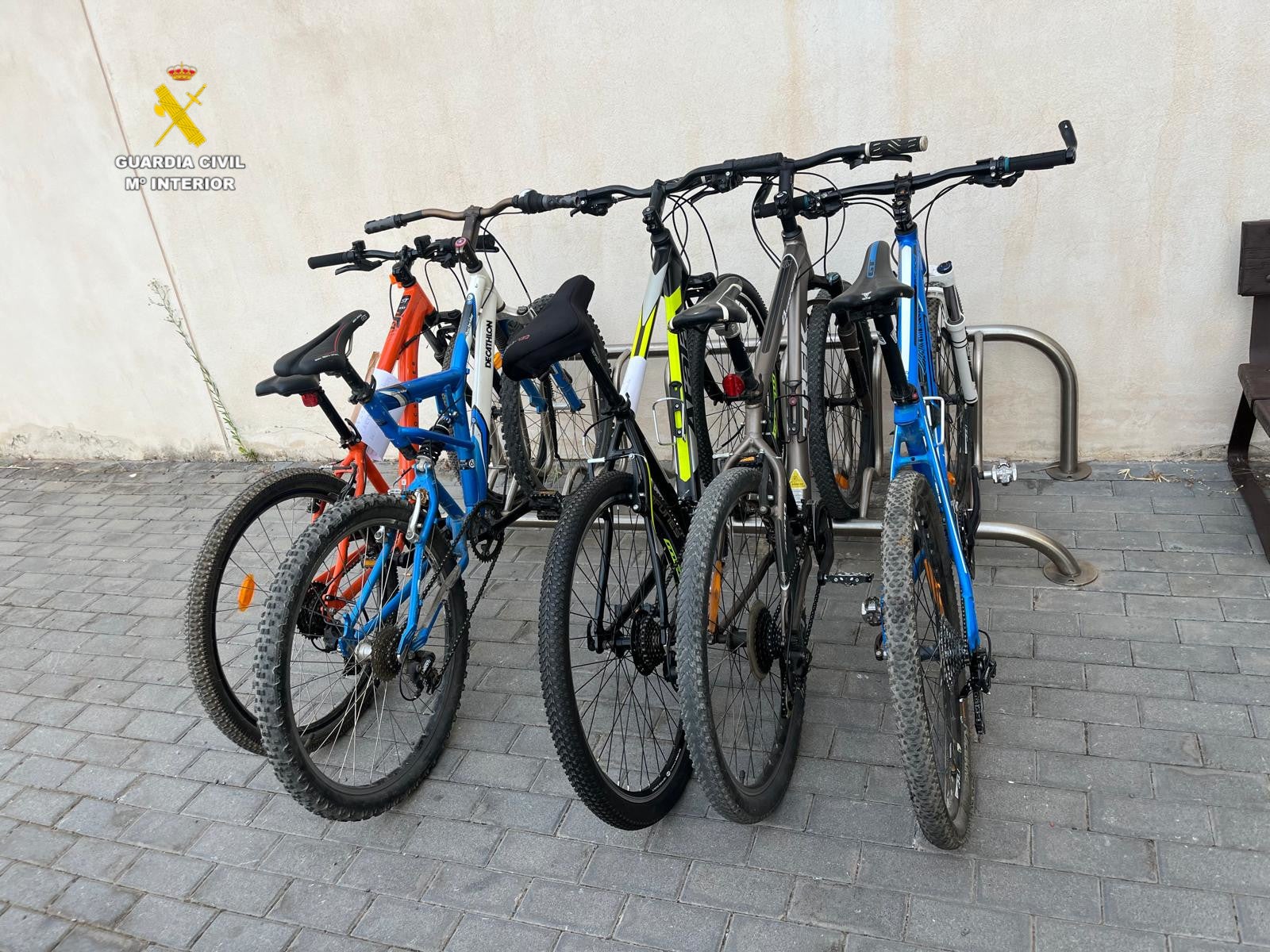 La Guardia Civil sorprende in fraganti a un hombre que trasladaba dos ventanas sustraídas en Oropesa La Guardia Civil sorprende in fraganti a un hombre que trasladaba dos ventanas sustraídas en Oropesa