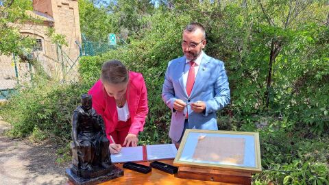 El alcalde, Jos&eacute; Benlloch, y la vicealcaldesa, Mar&iacute;a Fajardo durante la firma del pacto de gobierno. 