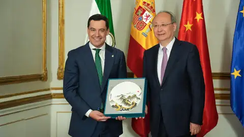 El presidente de la Junta, Juanma Moreno (i), durante su reunión con una delegación del Comité Central del Partido Comunista chino encabezada por Yin Li (d), miembro de su buró político. (Foto de archivo de mayo de 2024). - María José López - Europa Press El presidente de la Junta, Juanma Moreno (i), durante su reunión con una delegación del Comité Central del Partido Comunista chino encabezada por Yin Li (d), miembro de su buró político. (Foto de archivo de mayo de 2024). - María José López - Europa Press