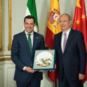  El presidente de la Junta, Juanma Moreno (i), durante su reunión con una delegación del Comité Central del Partido Comunista chino encabezada por Yin Li (d), miembro de su buró político. (Foto de archivo de mayo de 2024). - María José López - Europa Press 