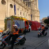 Efectivos realizando el simulacro en las inmediaciones de la Catedral y el Archivo de Indias. Charo González-Moya / ONDA CERO Efectivos realizando el simulacro en las inmediaciones de la Catedral y el Archivo de Indias. Charo González-Moya / ONDA CERO