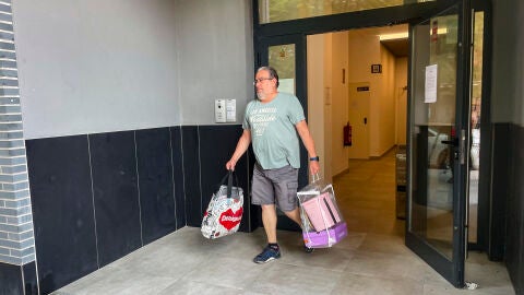 Uno de los afectados por el incendio abandona el edificio municipal