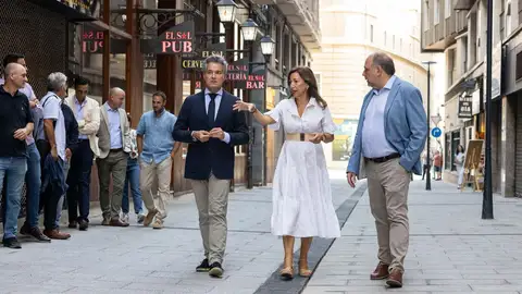 Chueca compañada por los consejeros Víctor Serrano y Alfonso Mendoza en Jerónimo Blancas Chueca compañada por los consejeros Víctor Serrano y Alfonso Mendoza en Jerónimo Blancas