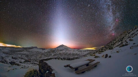 Parque Nacional del Teide nevado, Luz Zodiacal y V&iacute;a L&aacute;ctea.