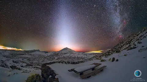 Parque Nacional del Teide nevado, Luz Zodiacal y Vía Láctea. Parque Nacional del Teide nevado, Luz Zodiacal y Vía Láctea.