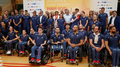 El equipo paralímpico español, compuesto por 150 deportistas, 54 de ellos mujeres, una cifra récord que persigue superar las 36 medallas logradas hace tres años en Tokio, durante la recepción celebrada este viernes en Madrid. (Miguel Carballeda, EFE/ J.P.Gandul) El equipo paralímpico español, compuesto por 150 deportistas, 54 de ellos mujeres, una cifra récord que persigue superar las 36 medallas logradas hace tres años en Tokio, durante la recepción celebrada este viernes en Madrid. (Miguel Carballeda, EFE/ J.P.Gandul)